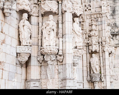 Dekorationen von Außenwänden der Kirche Santa Maria im Hieronymus-Kloster, Lissabon, Portugal. Stockfoto