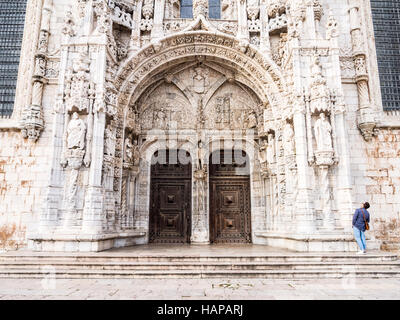 Die Türen der Kirche Santa Maria im Hieronymus-Kloster, Lissabon, Portugal. Stockfoto