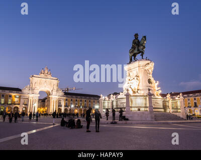 Praça Comercio mit der Statue von König José i. im Zentrum von Lissabon, Portugal, bei Nacht. Stockfoto