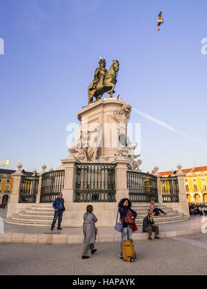 Praça Comercio mit der Statue von König José i. im Zentrum von Lissabon, Portugal, bei Sonnenuntergang. Stockfoto