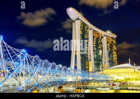 Helix-Brücke und Marina Bay Sands Hotel, Singapur Stockfoto
