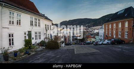 Gehäuse in alten Bergen, Norwegen.  Die traditionellen Holzarchitektur ist eine touristische Attraktion. Stockfoto