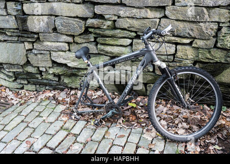 Eine ungeliebte Fahrrad auf einer Straße in Bergen, Norwegen. Stockfoto