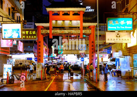 Tor über Temple Street, an der Kreuzung mit Jordan Road, Hong Kong, Stockfoto