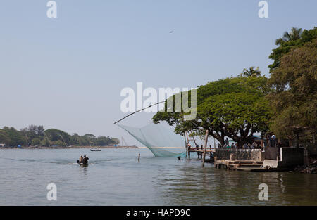 Blick auf den Fährhafen und die chinesischen Fischernetze in Fort Kochi, Kerala, Indien Stockfoto