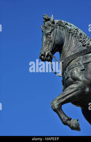 Krieg-Pferd von Bartolomeo Colleoni Reiterdenkmal in Venedig, gegossen von Renaissance-Künstler Verrocchio im 15. Jahrhundert (mit textfreiraum) Stockfoto