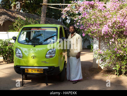 Fahrer stand neben seinem neuen Tata Auto Rikscha Taxi in Cherai Beach, Indien Stockfoto