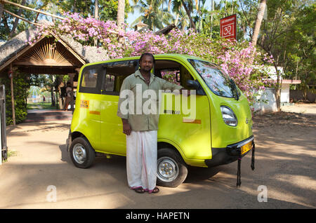 Fahrer stand neben seinem neuen Tata Auto Rikscha Taxi in Cherai Beach, Indien Stockfoto