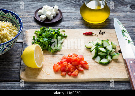 Zutaten für gesunde Gemüsesalat auf Holzbrett. Gesunde, vegane Küche Konzept Stockfoto