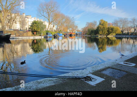 LONDON, UK: Reflexionen in Little Venice mit bunten Kähne entlang Kanäle Stockfoto