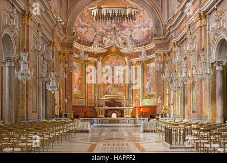 Rom, Italien - 11. März 2016: Das Schiff der Kirche Basilica di Santi Giovanni e Paolo. Stockfoto