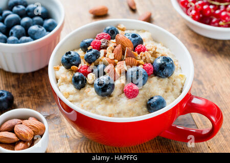 Haferflocken-Brei mit Früchten und Nüssen für gesundes Frühstück Stockfoto