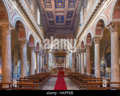 Rom, Italien - 11. März 2016: Das Schiff der Kirche Basilica di San Nicola in Carcere. Stockfoto