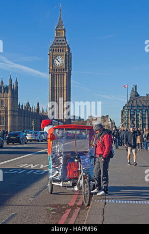 London, Westminster Bridge A Zyklus Tuk-Tuk mit seinem "Fahrer" Stockfoto