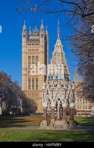 London, Westminster der Neo-gotischen Buxton Memorial Fountain in Victoria Tower Gardens mit dem Victoria Tower im Hintergrund Stockfoto