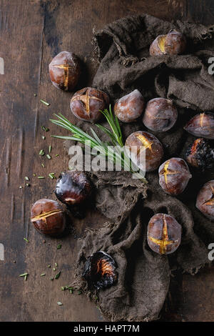 Gebratene Kastanien in der Asche Stockfoto