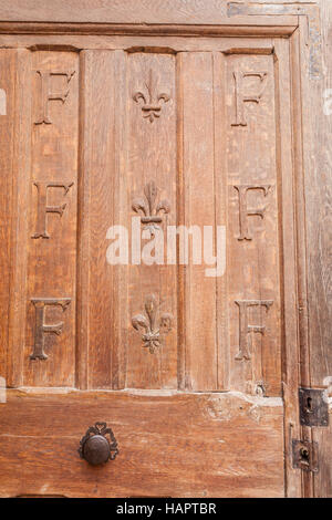 Eine hölzerne Tür geschnitzt mit den Insignien des Francois Premier in Chateau Chambord. Stockfoto