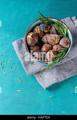 Gebratene Kastanien in der Asche Stockfoto