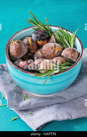 Gebratene Kastanien in der Asche Stockfoto