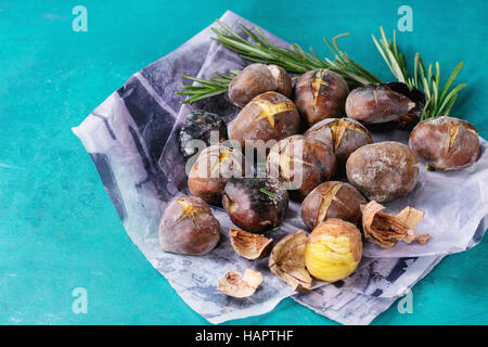 Gebratene Kastanien in der Asche Stockfoto