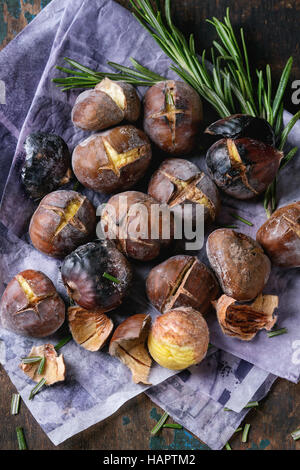 Gebratene Kastanien in der Asche Stockfoto