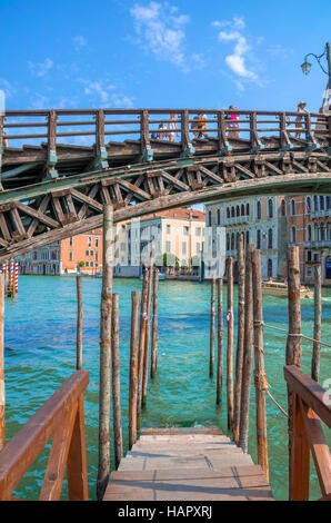 Holzmole in Venedig, mit der Accademia-Brücke im Hintergrund Stockfoto
