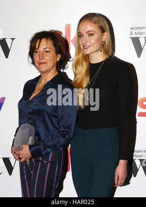 Sophie Turner (rechts) präsentiert Nina Gold mit dem Argonon-Beitrag zu dem Medium Award bei den Frauen in Film &amp; TV Awards im Hilton-Hotel im Zentrum von London. Stockfoto