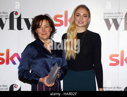 Sophie Turner (rechts) präsentiert Nina Gold mit dem Argonon-Beitrag zu dem Medium Award bei den Frauen in Film &amp; TV Awards im Hilton-Hotel im Zentrum von London. Stockfoto