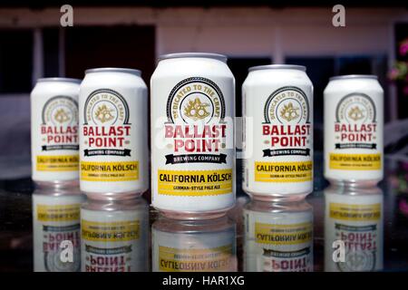 Dosen mit Kalifornien Kölsch, gebraut von der Ballast Point Brewing Company, einer kleinen Brauerei in San Diego im September 2016. | weltweite Nutzung Stockfoto