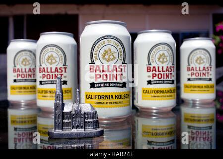 Dosen mit Kalifornien Kölsch, gebraut von der Ballast Point Brewing Company, einer kleinen Brauerei in San Diego, mit Kölner Dom Souvenir Gebäude, im September 2016. | weltweite Nutzung Stockfoto