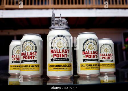 Dosen mit Kalifornien Kölsch, gebraut von der Ballast Point Brewing Company, einer kleinen Brauerei in San Diego, mit Kölner Dom Souvenir Gebäude, im September 2016. | weltweite Nutzung Stockfoto