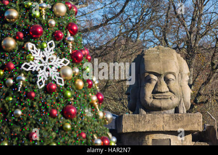 Weihnachten Fest des Lichts in Longleat zum 50-jährigen Jubiläum der Safari Park mit dem Thema der Beatrix Potter feiern. Weihnachtsbaum & Stein Stockfoto