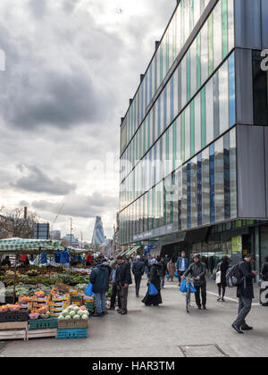 Idea Store Whitechapel Road, Whitechapel, London East End, eine öffentliche Bibliothek und Informationszentrum, entworfen von David Adjaye in 2005 Stockfoto