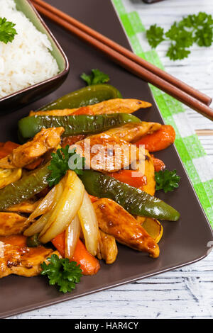 Huhn und asiatische Gemüse-Pfanne Stockfoto