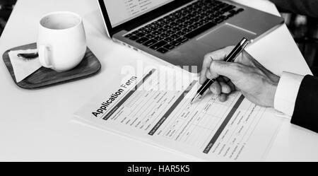 Business-Mann ausfüllen Anwendung Form-Konzept Stockfoto