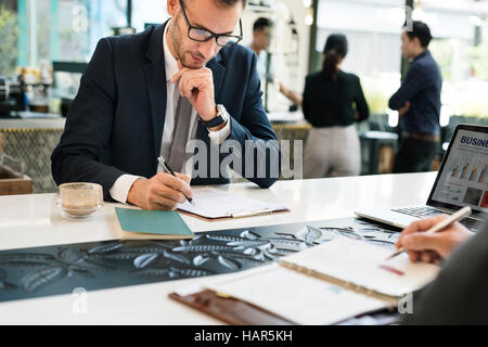 Ernsthaften Geschäftsmann ausfüllen Formular Konzept Stockfoto
