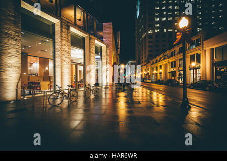 Plume Street in einer regnerischen Nacht in Norfolk, Virginia. Stockfoto