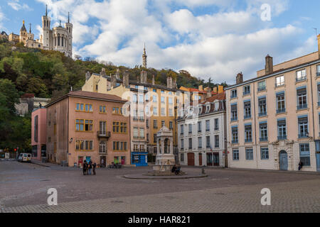Straßenszene in Lyons Altstädter Ring, mit Blick auf La Basilique Notre Dame de Fourvière Stockfoto