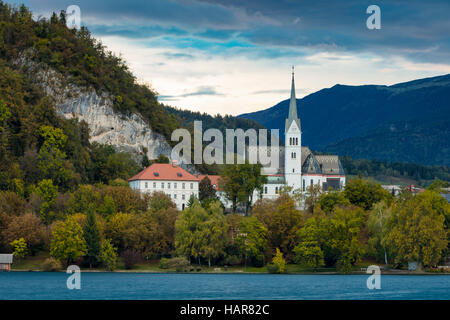 Abend über St Martins Pfarrkirche entlang See Bled, Bled, Oberkrain, Slowenien Stockfoto
