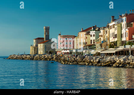 Kirche von St Clement und Gebäude von Piran, Primorska, Slowenien Stockfoto