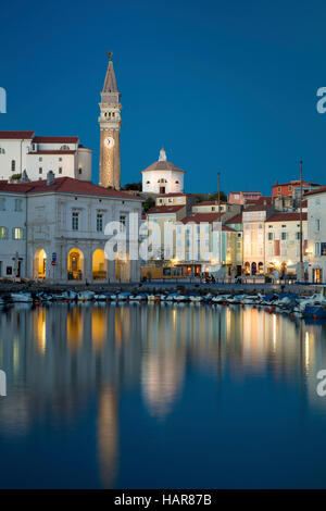 Dämmerung über Marina, Turm der St.-Georgs Kirche und Stadt Zentrum (Tartinijev Trg), Piran, Primorska, Slowenien Stockfoto