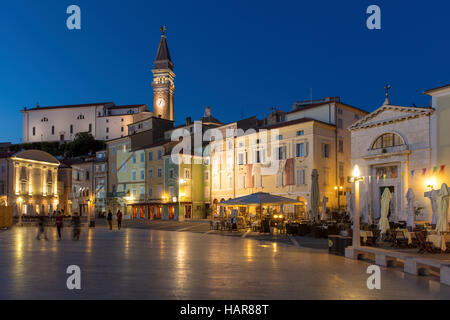 Dämmerung über St.-Georgs Kirche und Stadt Zentrum (Tartinijev Trg), Piran, Primorska, Slowenien Stockfoto