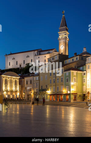 Dämmerung über St.-Georgs Kirche und Stadt Zentrum (Tartinijev Trg), Piran, Primorska, Slowenien Stockfoto