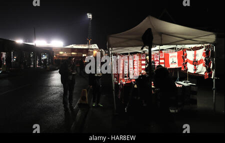 Fans freuen sich auf Schals außerhalb der Erde vor dem Himmel Bet Championship Spiel im City Ground, Nottingham. Stockfoto