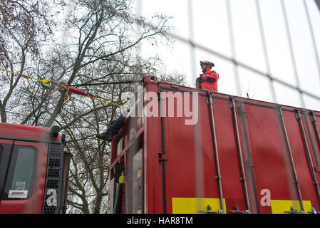 London, UK. 2. Dezember 2016. Londoner Feuerwehr 150. Jahr-Jubiläumsfeier, eine Seilrutsche wurden eingerichtet, über die Themse zum ersten Mal solche Leistung je unternommen wurde. Bildnachweis: Alberto Pezzali/Pacific Press/Alamy Live-Nachrichten Stockfoto