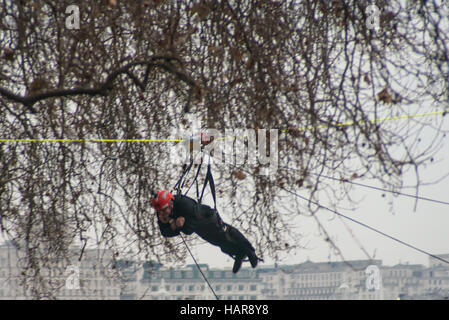 London, UK. 2. Dezember 2016. Londoner Feuerwehr 150. Jahr-Jubiläumsfeier, eine Seilrutsche wurden eingerichtet, über die Themse zum ersten Mal solche Leistung je unternommen wurde. Bildnachweis: Alberto Pezzali/Pacific Press/Alamy Live-Nachrichten Stockfoto