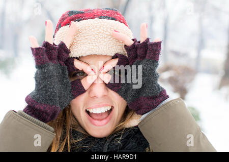 Frau, die Spaß an einem kalten Wintertag Stockfoto