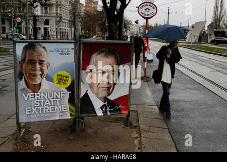 Wien, Österreich. 2. Dezember 2016. Eine Frau geht im Regen vorbei an einem Wahlplakat Alexander Van der Bellen. Nach fast einjähriger Werbetätigkeit für den österreichischen Präsidentschaftswahlen der Wahlkampf in geht ist es die letzten zwei Tage. © Michael Debets/Pacific Press/Alamy Live-Nachrichten Stockfoto