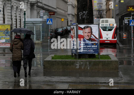 Wien, Österreich. 2. Dezember 2016. Zwei Frauen gehen im Regen vorbei an einem Wahlplakat Norbert Hofer. Nach fast einjähriger Werbetätigkeit für den österreichischen Präsidentschaftswahlen der Wahlkampf in geht ist es die letzten zwei Tage. © Michael Debets/Pacific Press/Alamy Live-Nachrichten Stockfoto