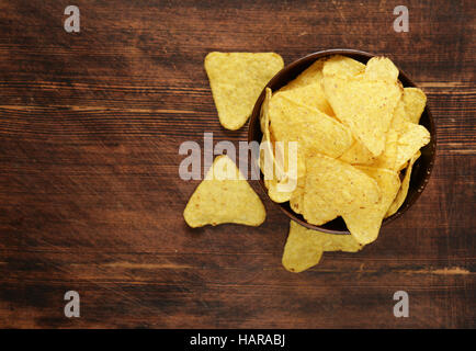 Mais-Chips in einer Holzschale auf dem Tisch Stockfoto